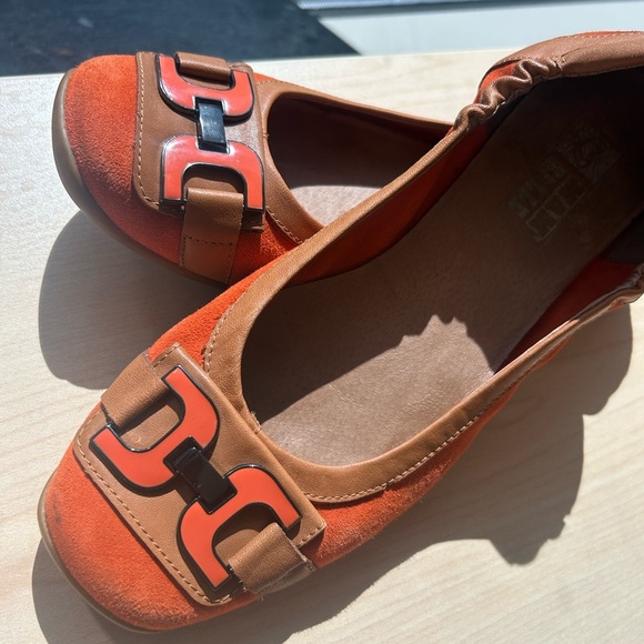 MAM”ZELLE 8.5 GUC Orange and Black Geometric Flats - Picture 4 of 11